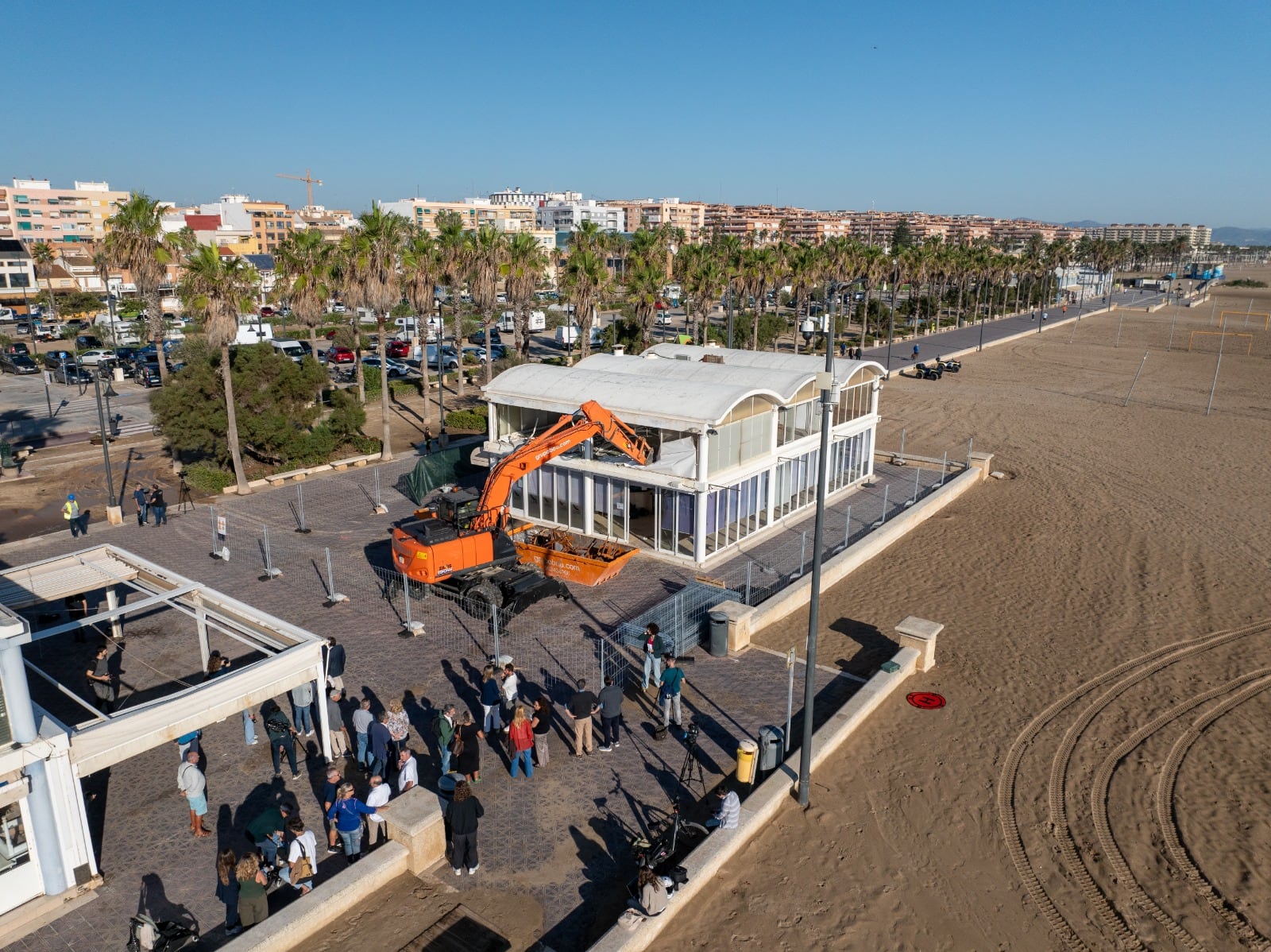 Arrancan los derribos de los restaurantes de la playa de la Malva-rosa