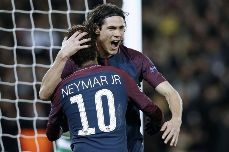 Neymar y Cavani celebran el tercer gol contra el Celtic en la quinta jornada de Champions. 