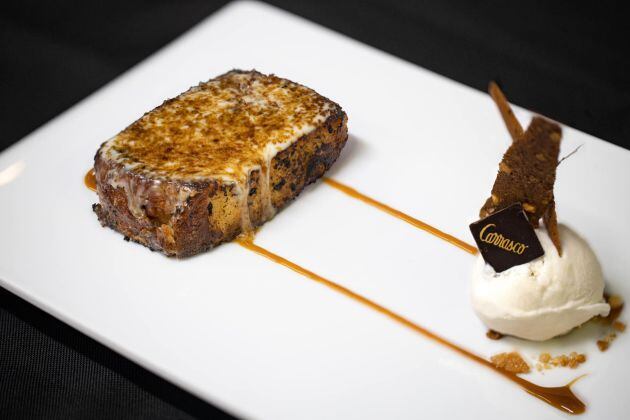 Torrija empapada en nata fresca y yema de huevo y caramelizada en sartén con helado.