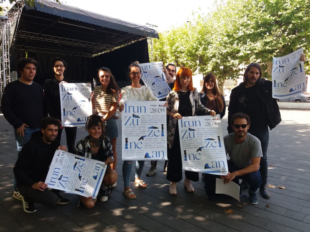 La delegada de Cultura, Juncal Eizaguirre, con los organizadores del festival, en la plaza Urdanibia. 