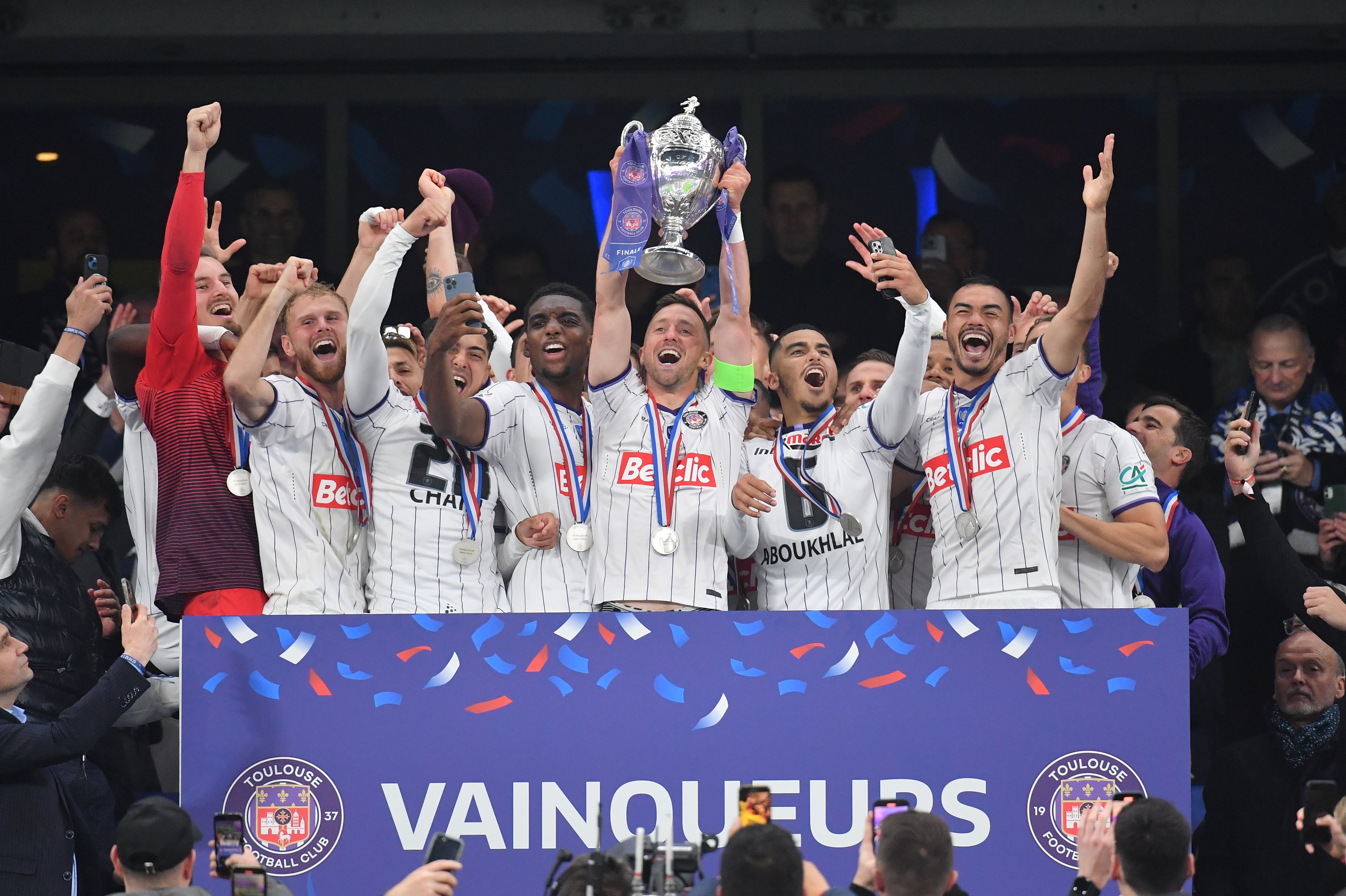 Los jugadores del Touluse celebran el trofeo de la Copa de Francia