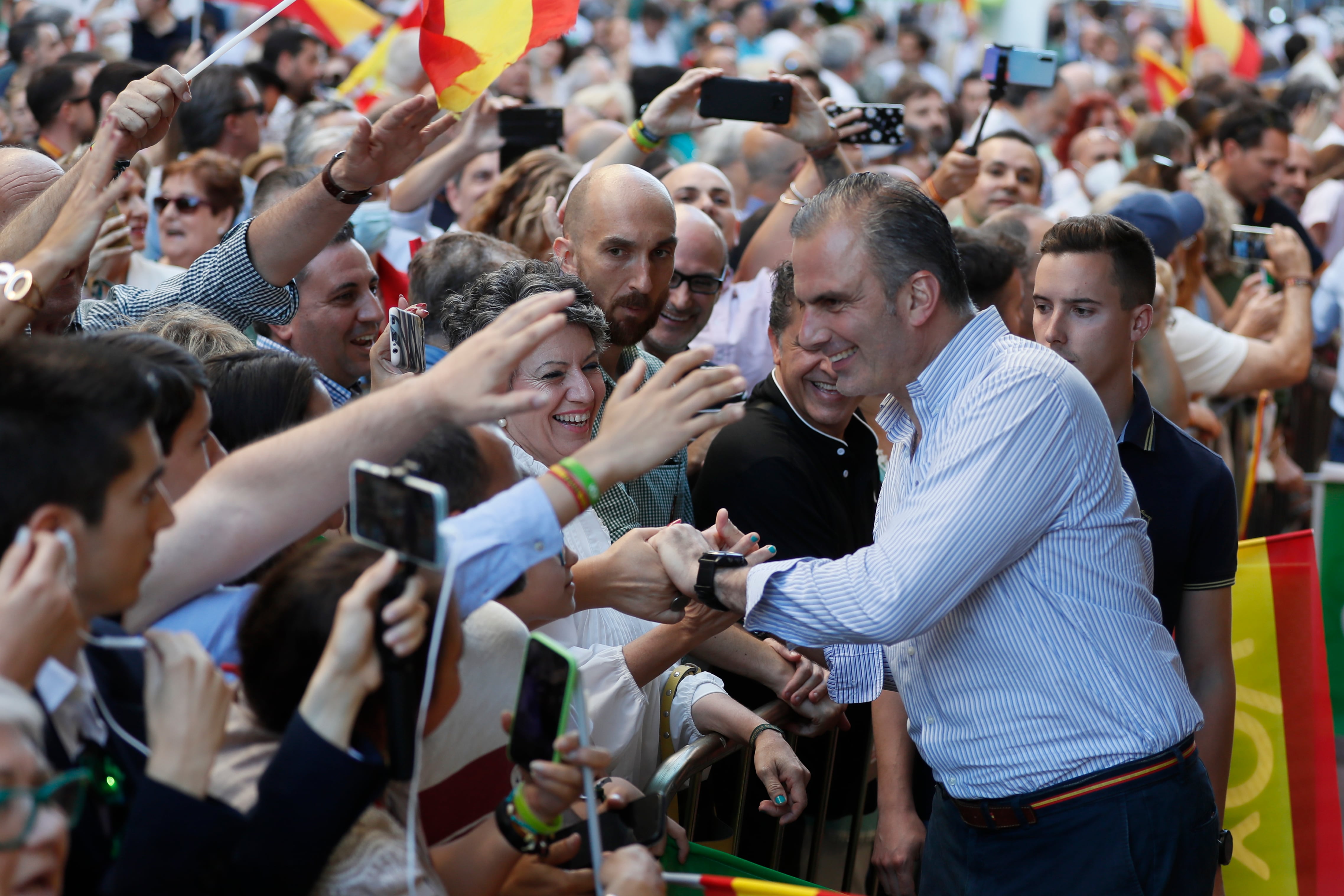 SEVILLA, 03/06/2022.- El secretario general de Vox, Javier Ortega Smith, saluda durante un acto electoral de Vox en Sevilla. Abascal ha pedido este viernes a los militantes y simpatizantes del PSOE que apoyen a su partido en las próximas elecciones autonómicas, ya que si hay un partido que ahora defiende a los más débiles, somos nosotros. EFE/José Manuel Vidal
