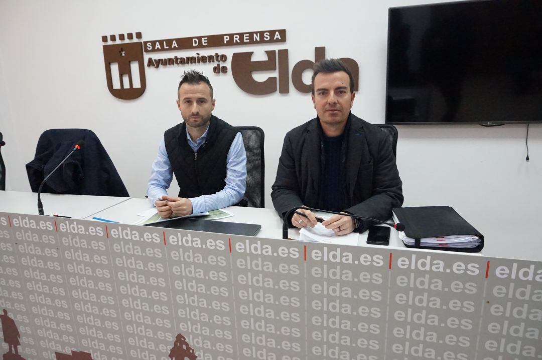 Chema Martínez, coordinador de Deportes de Elda, junto a Fernando Gómez, edil del área