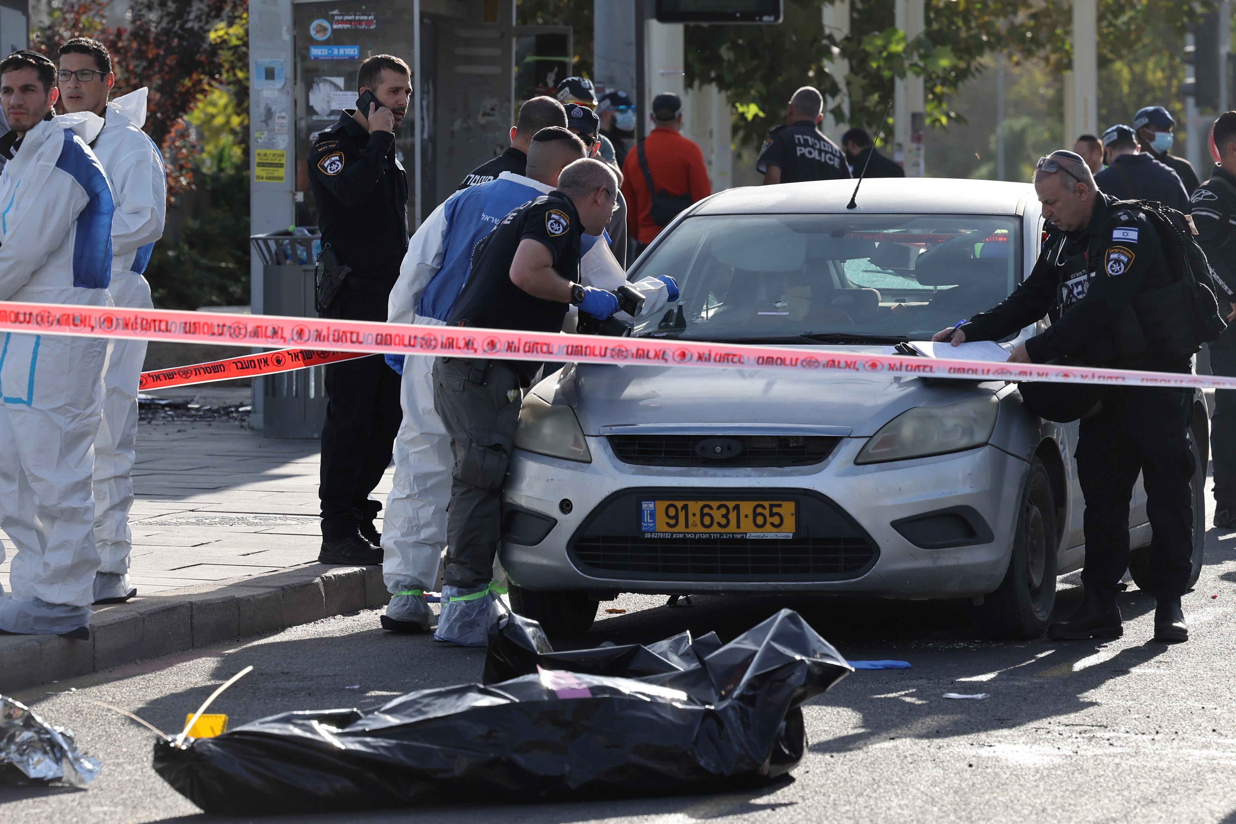 La policía examina el lugar del atentado de este 30 de noviembre en Jerusalén