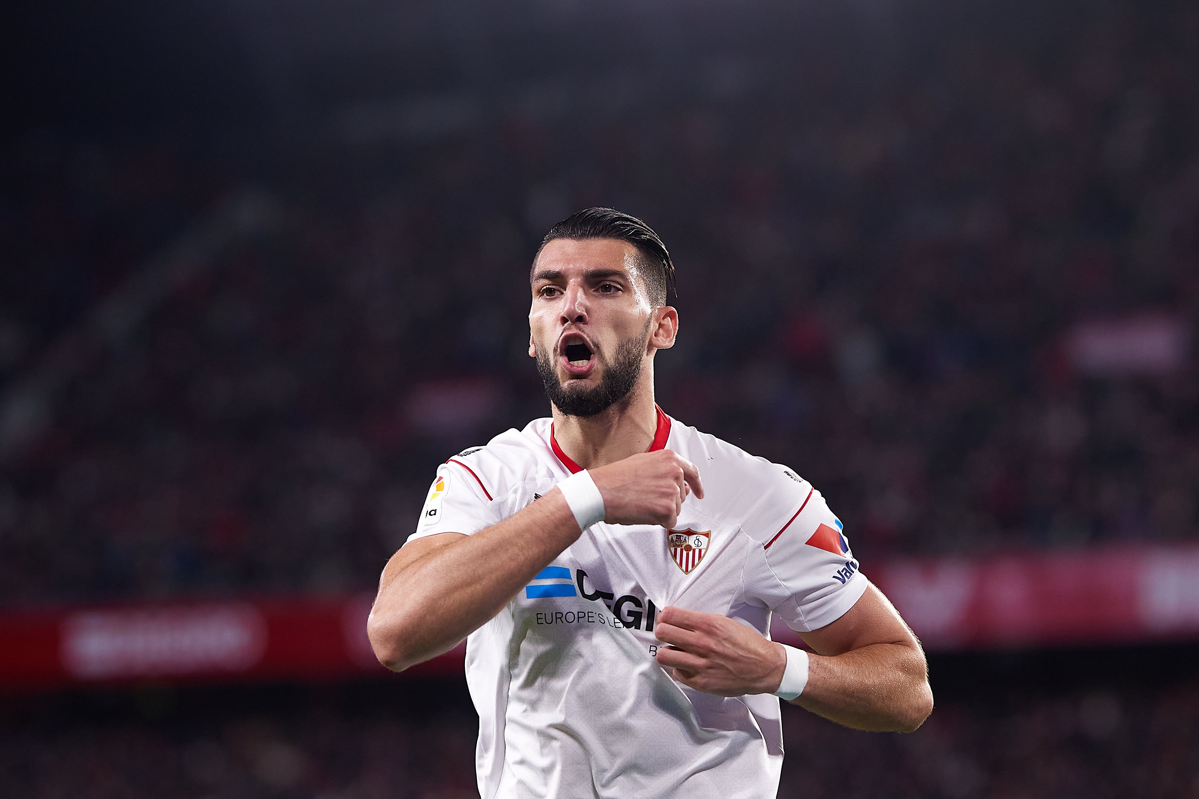 Rafa Mir señala el escudo del Sevilla