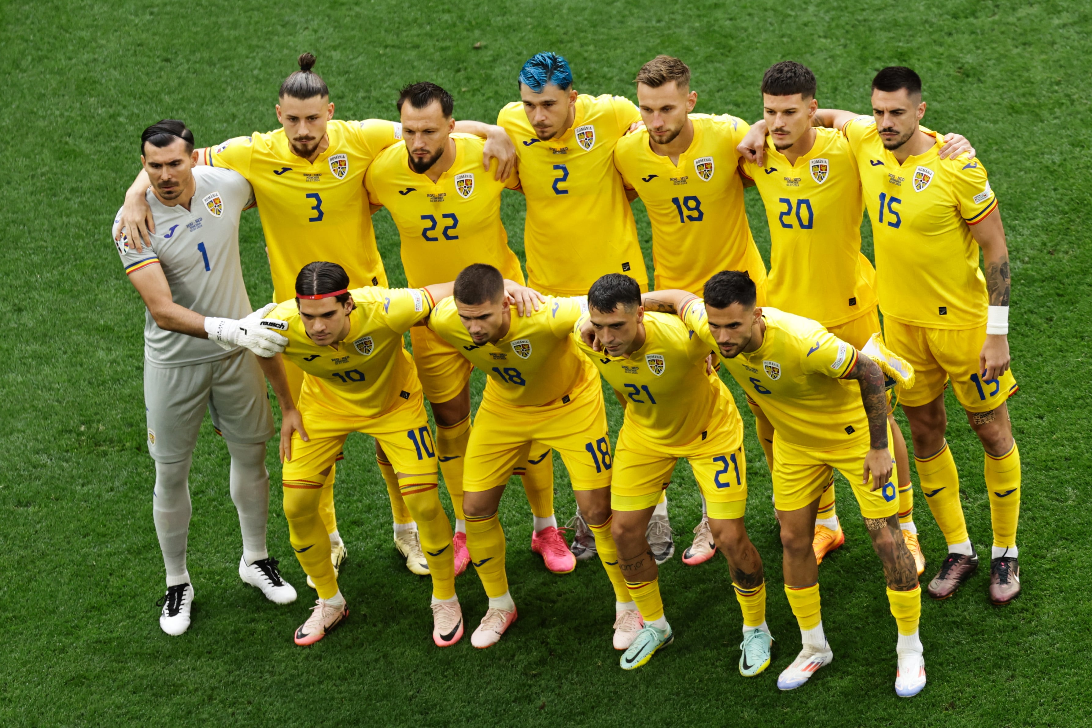 Los jugadores de Rumanía posan en la foto previa al partido ante Países Bajos