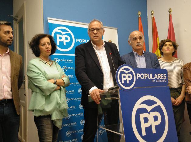 Imagen centrada de la comparecencia de Martínez Bermejo y los ediles del PP