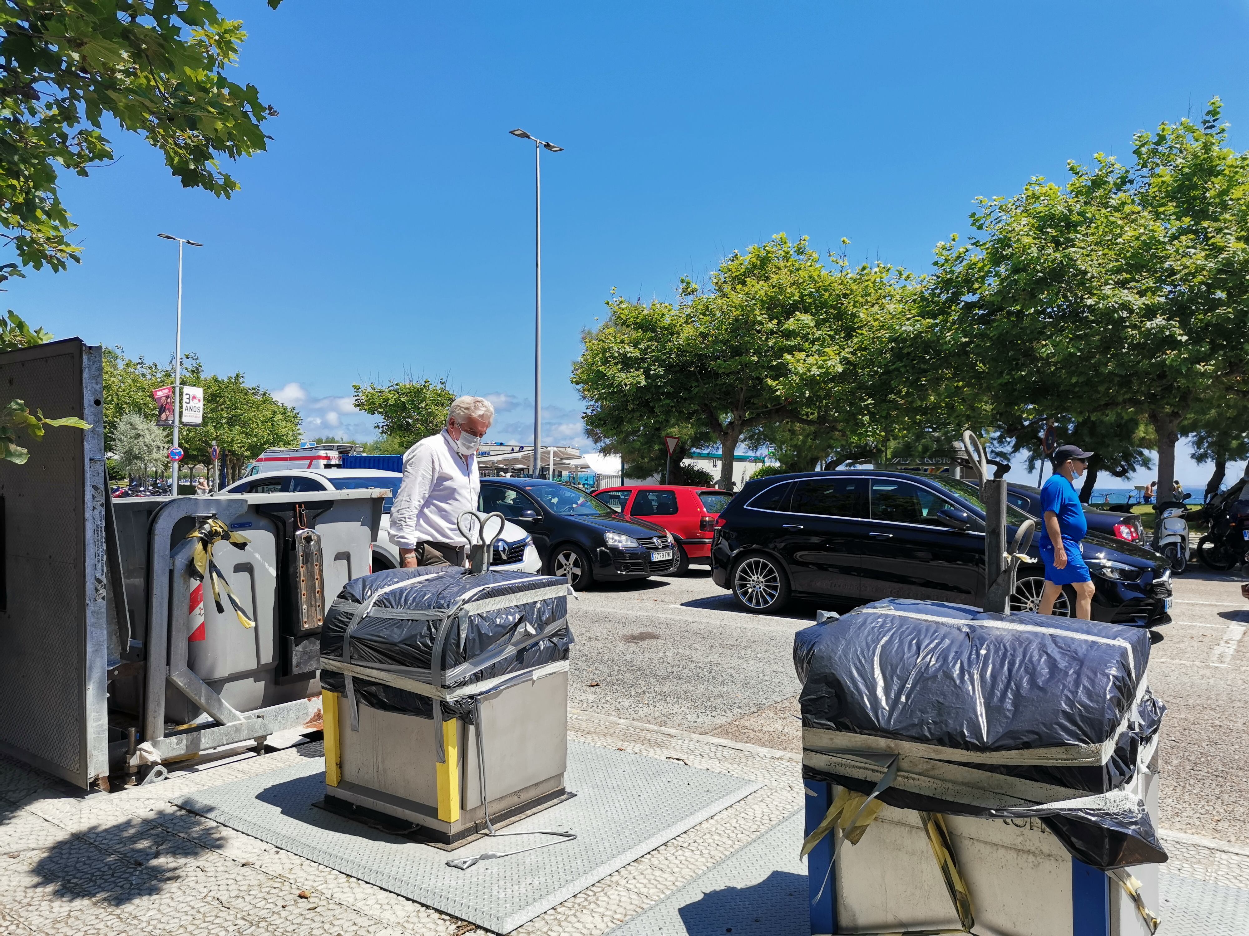 José María Fuentes-Pila inspecciona unos contenedores soterrados.