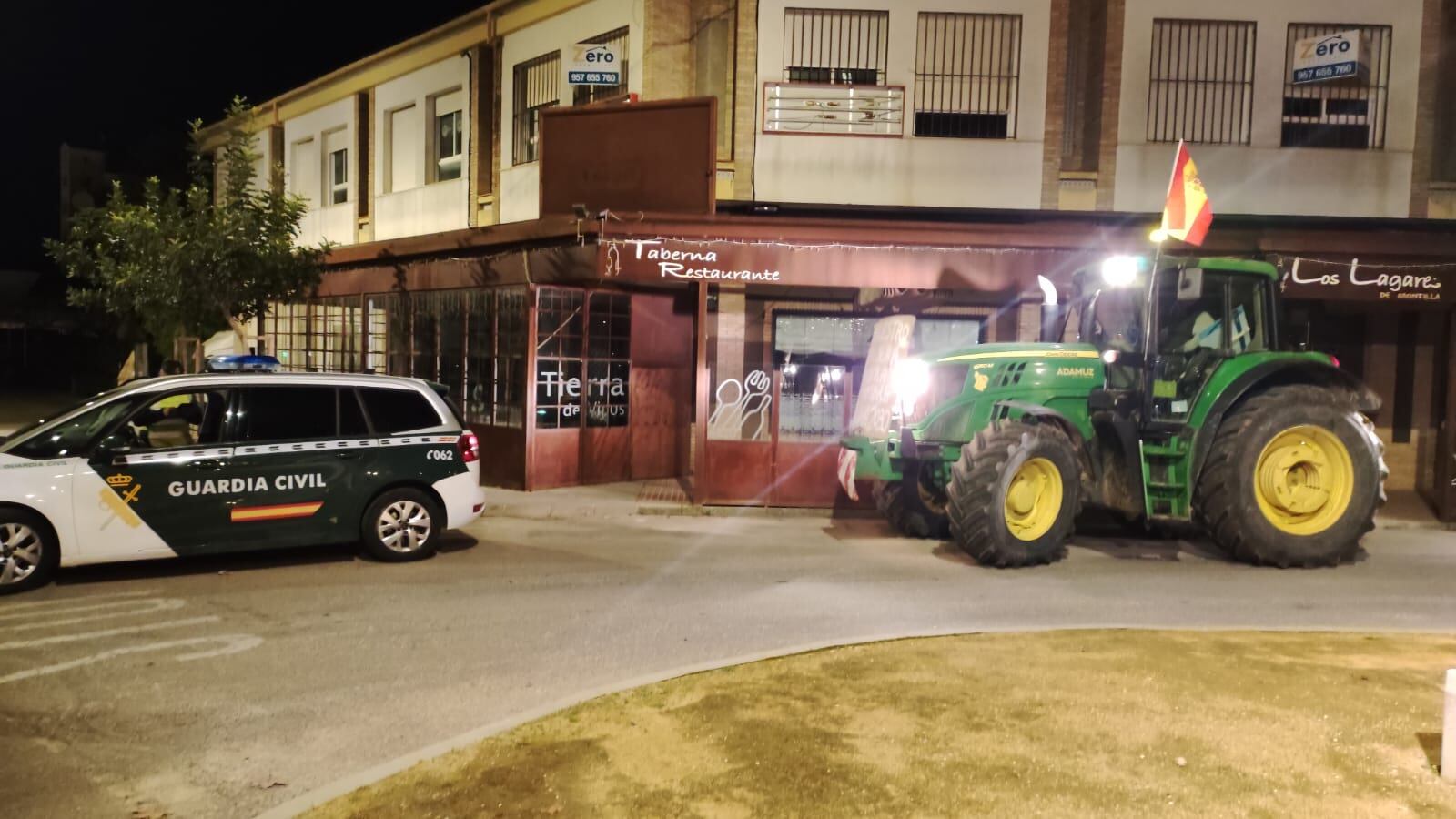 Tractor saliendo de Montilla.