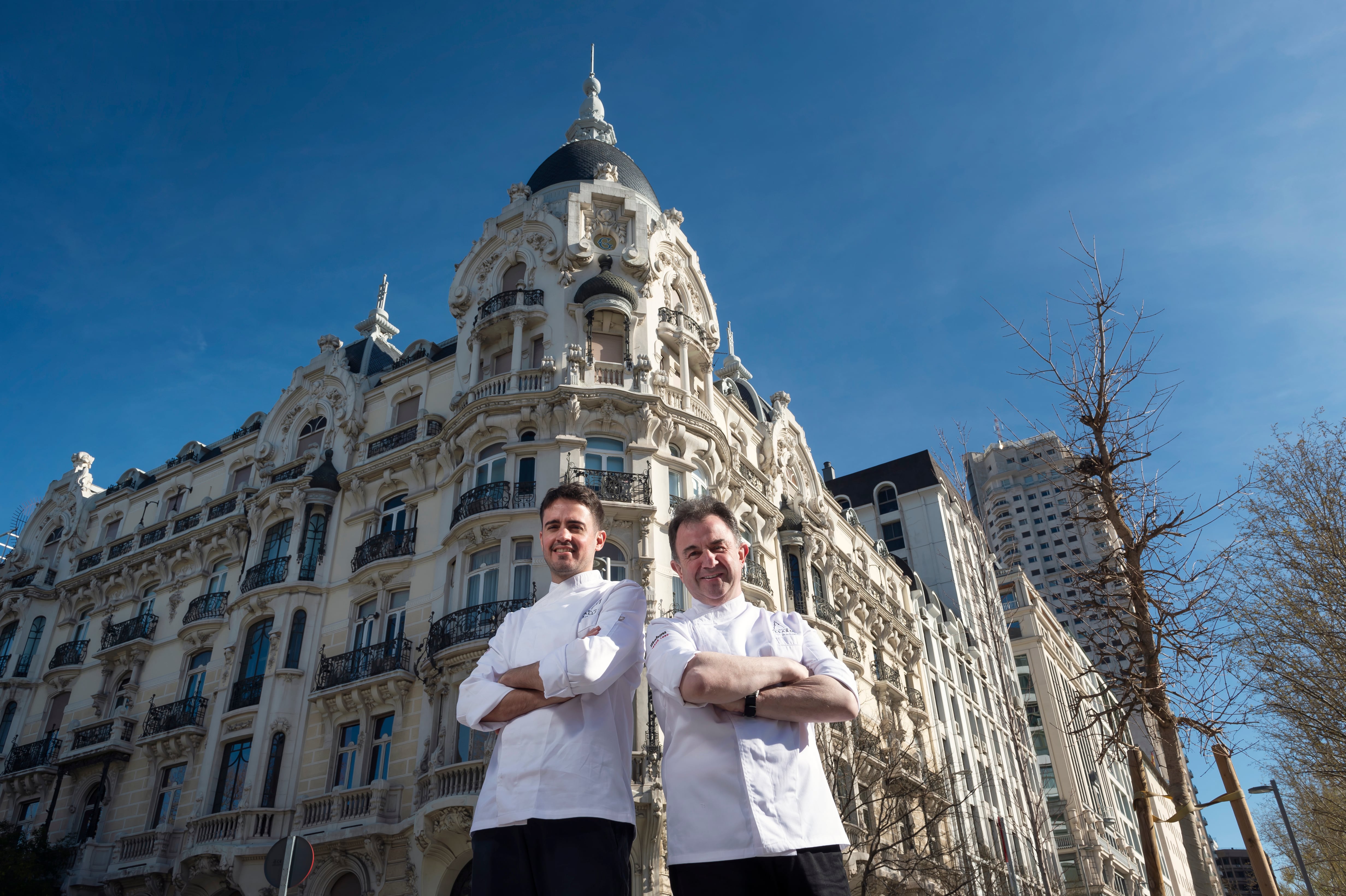 Martín Berasategui y José Mari Goñi, frente a El club Allard, en 2023.