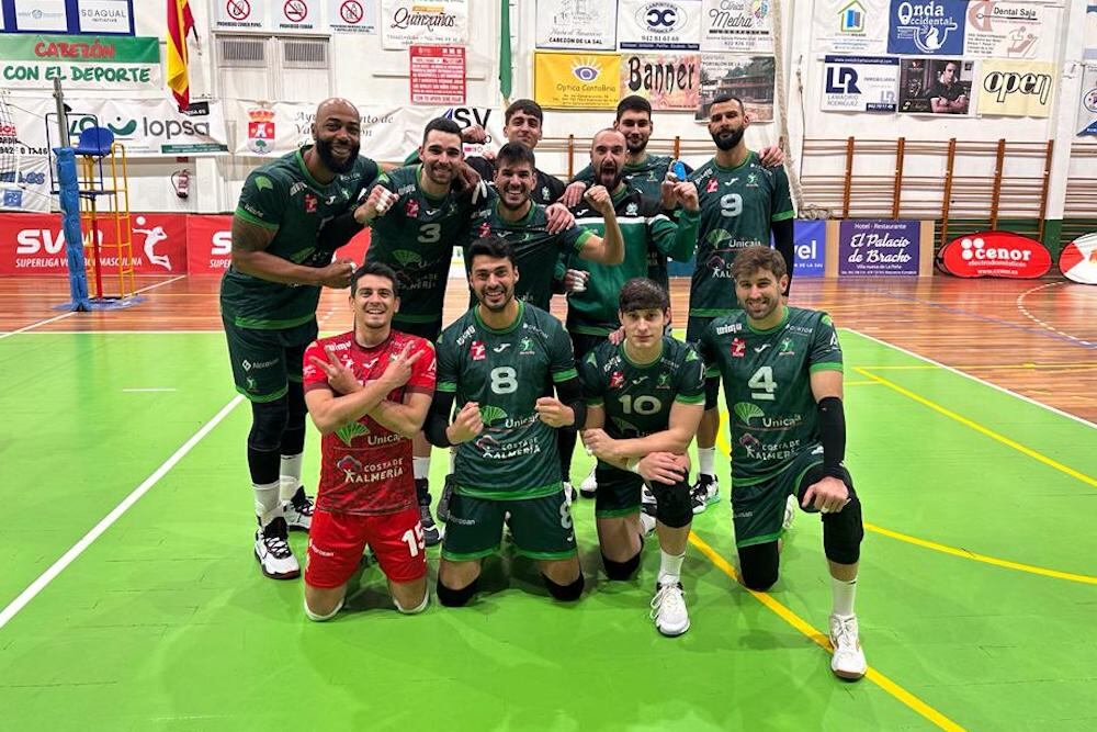 Los jugadores del Unicaja celebrando la victoria en Santander.