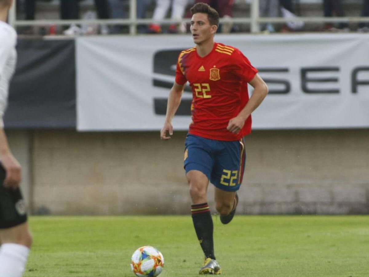 Pau Torres feliz en un gran día deportivo