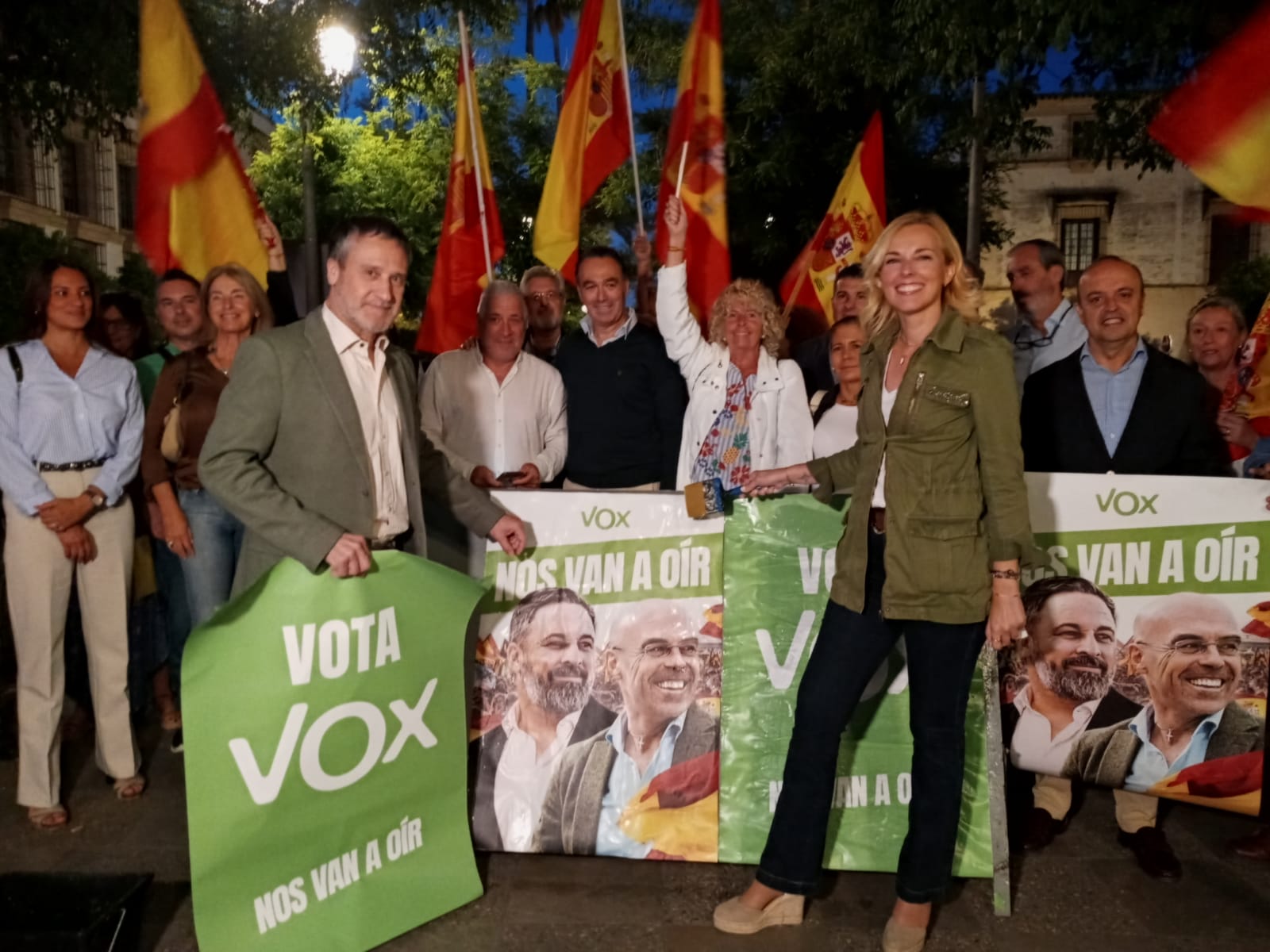 La candidata de Vox, Blanca Armario, en la pegada de carteles