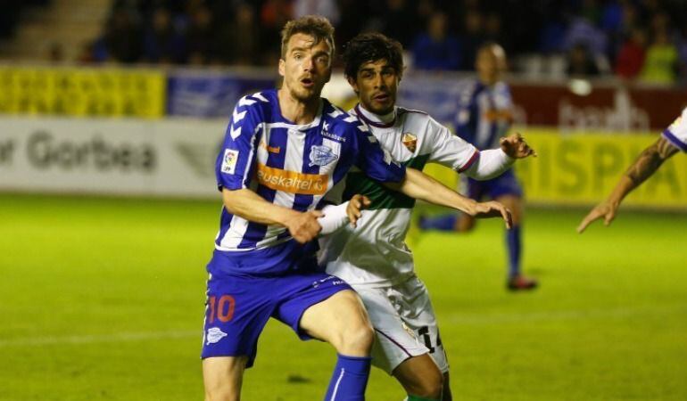 Manu Barreiro pugna por un balón con el medio José Ángel, del Elche.