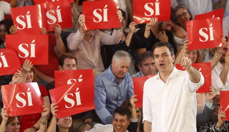 El secretario general del PSOE y candidato a la Presidencia del Gobierno, Pedro Sánchez, durante su intervención en acto preelectoral del partido hoy en la localidad valenciana de Burjassot.