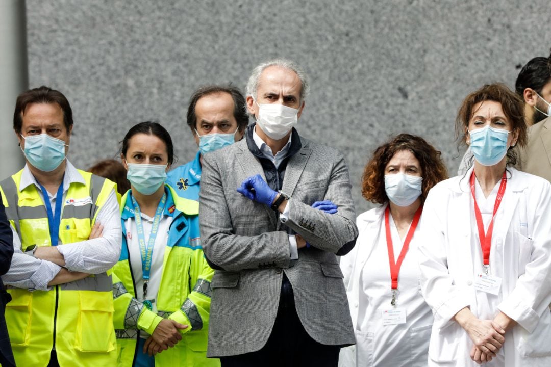 Personal sanitario y, en el centro del grupo, el consejero de Sanidad de la Comunidad de Madrid, Enrique Ruiz Escudero