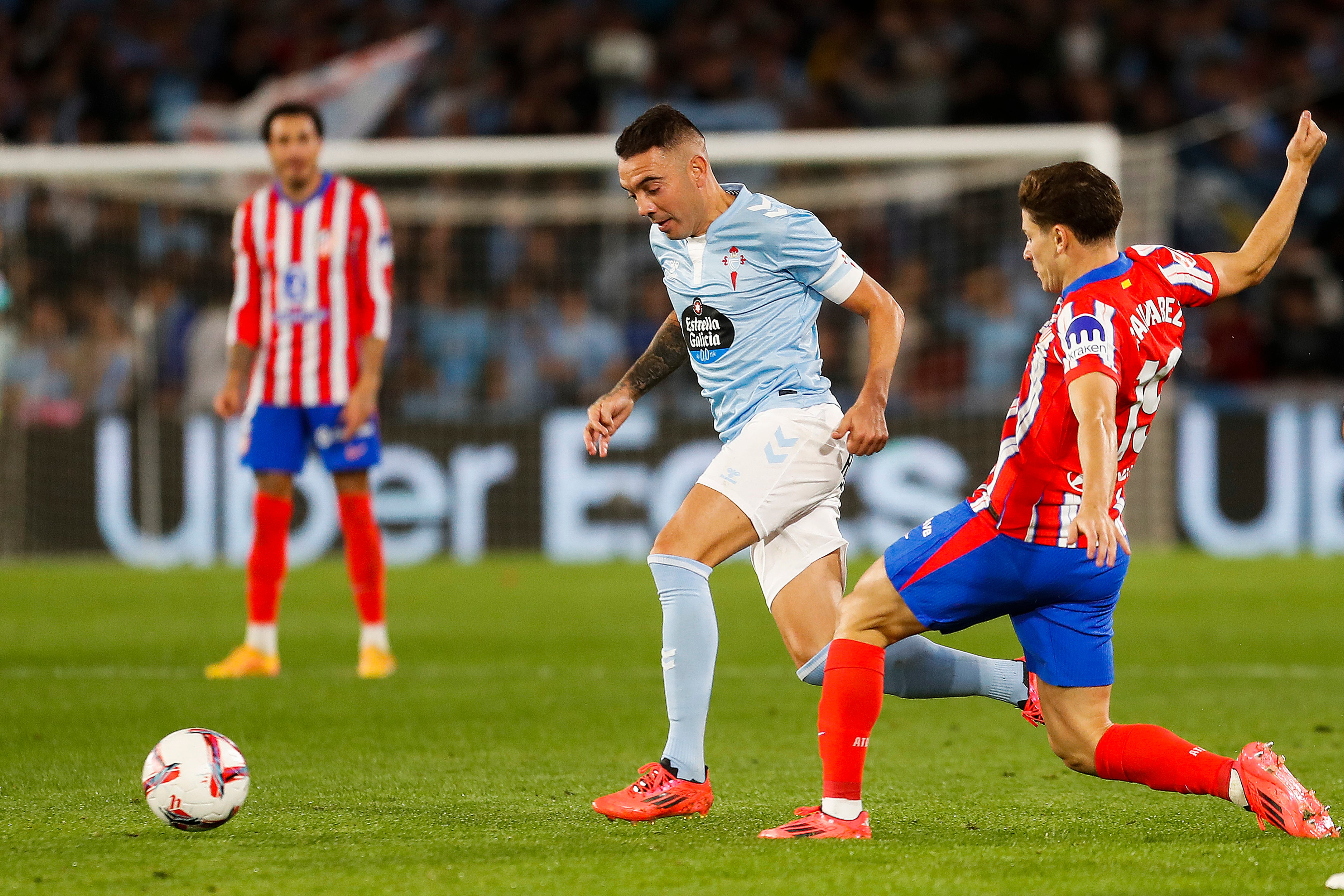 VIGO (PONTEVEDRA), 26/09/2024.- El delantero del Celta de Vigo Iago Aspas (i) se escapa de Julián Álvarez, del Atlético de Madrid, durante el partido de LaLiga en Primera División que Celta de Vigo y Atlético de Madrid disputan este jueves en el estadio de Balaídos. EFE/Salvador Sas
