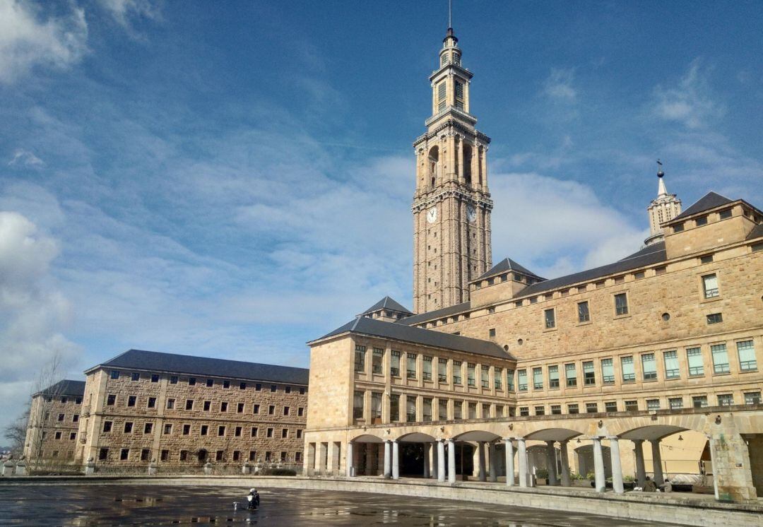 El Rector apuesta por &quot;espacios abiertos&quot; como la fábrica de armas (Oviedo) o Laboral (Gijón) para la EBAU.