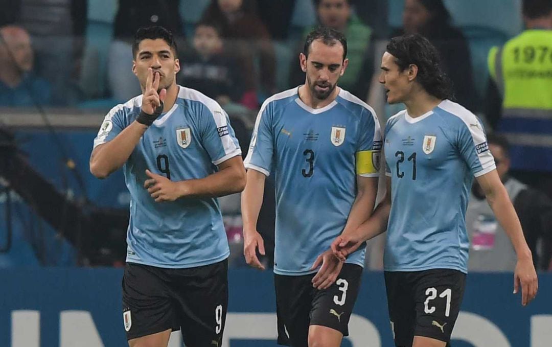 Luis Suárez, Godín y Cavani, en un partido de la selección de Uruguay.