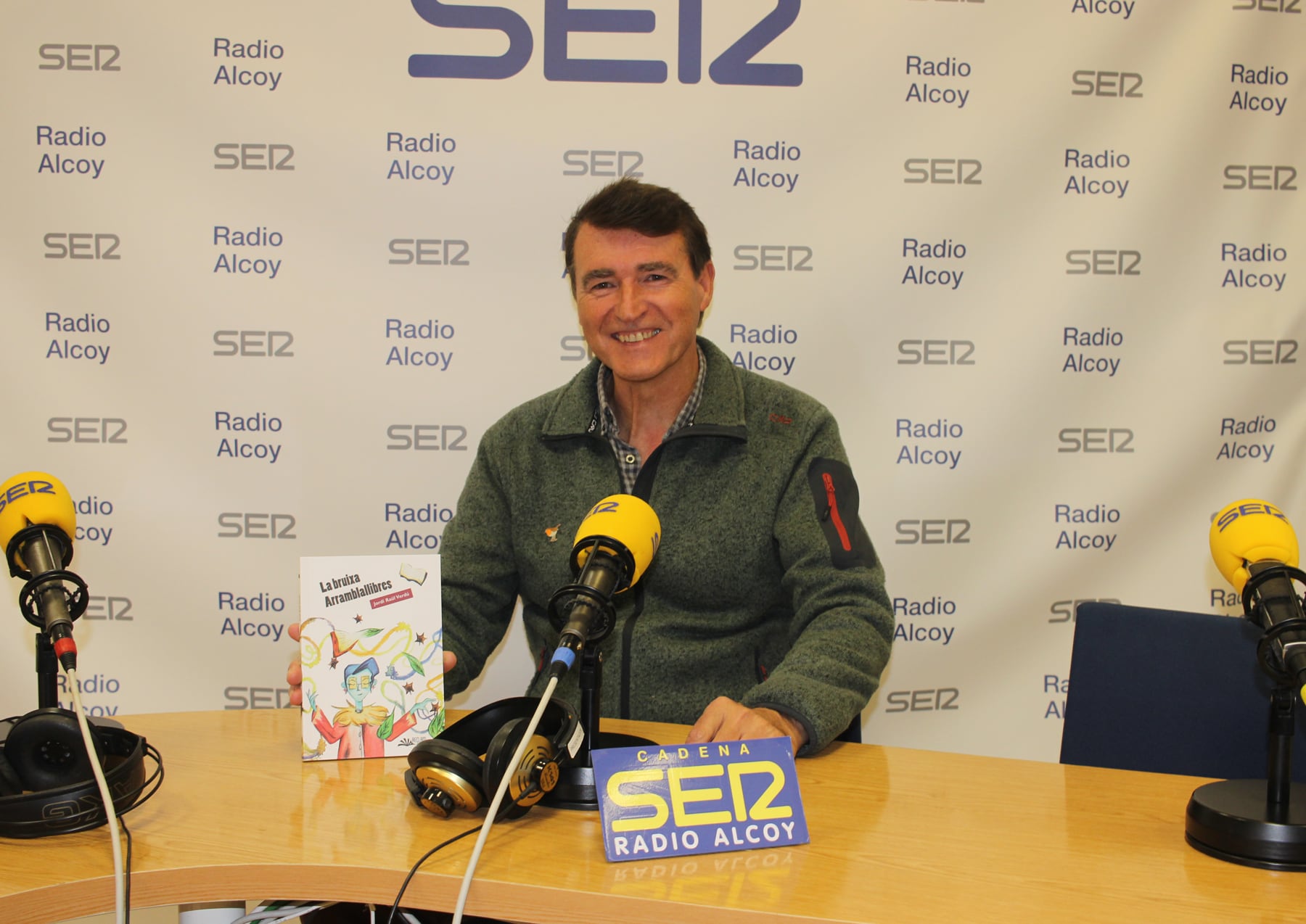 Jordi Raül Verdú, amb un exemplar del seu últim llibre presentat, en l'estudi central de Radio Alcoy