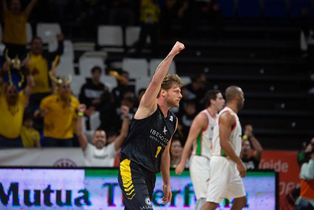 Staiger celebra una canasta contra Baskonia.