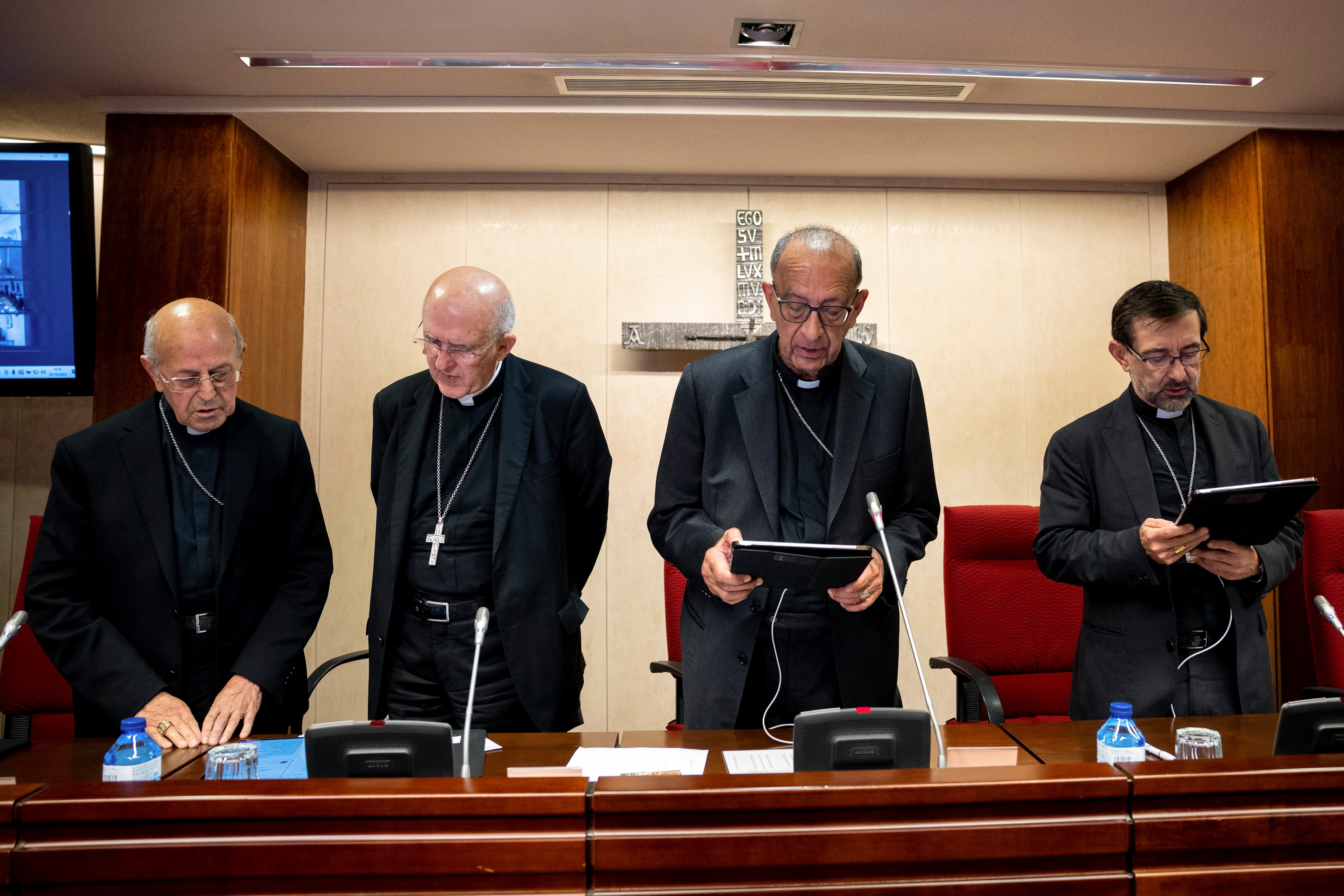 El presidente de la Conferencia Episcopal Española (CEE), el cardenal Juan Jose Omella (2d), junto al cardenal Carlos Osoro (2d) y el arzobispo de Madrid, José Cobo Cano (d), durante una asamblea plenaria extraordinaria organizada por la CEE para analizar el informe realizado por el Defensor del Pueblo sobre los abusos sexuales a menores en el seno de la Iglesia el pasado lunes 30 de octubre.