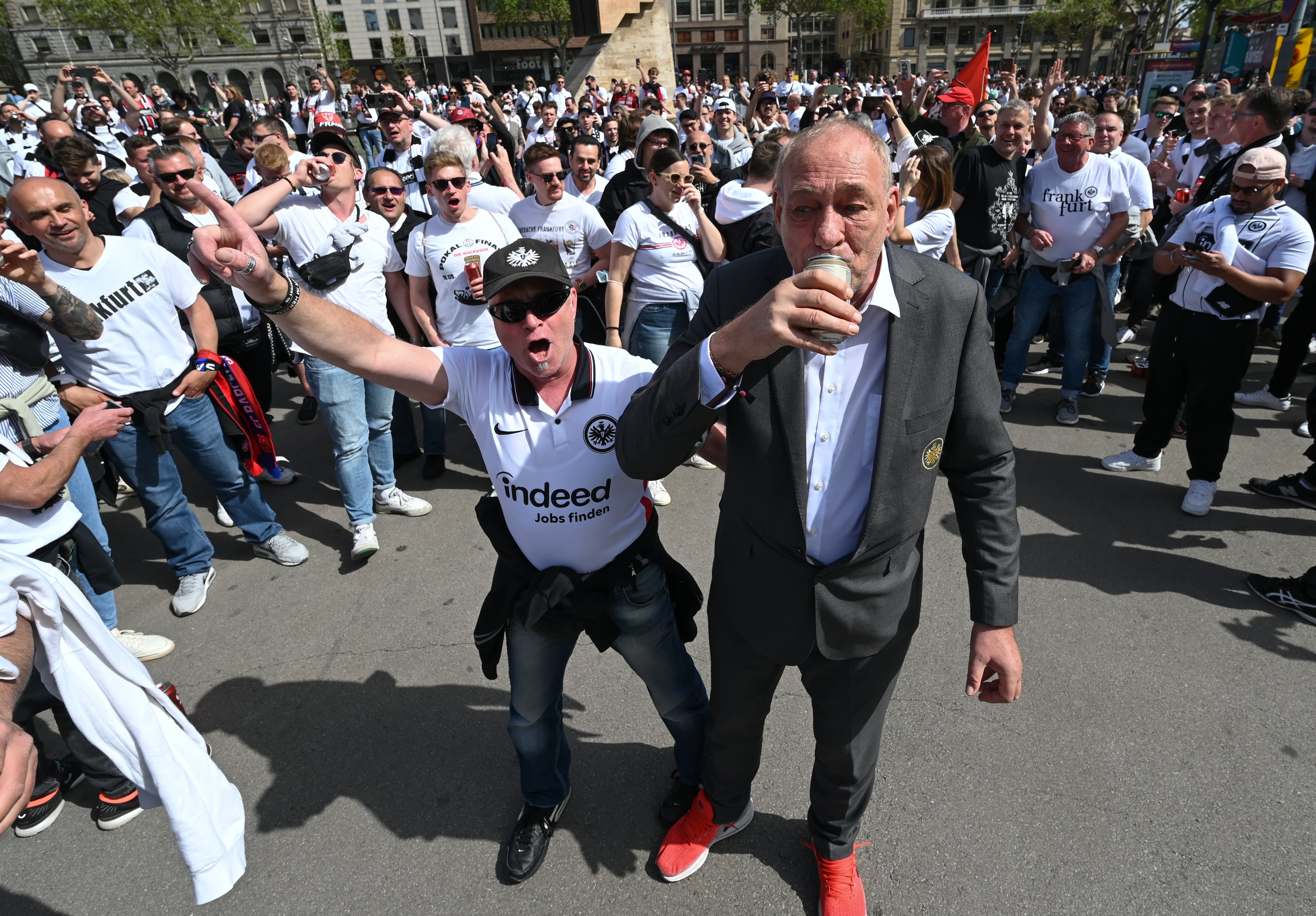 Peter Fischer, presidente del Eintracht, en la Plaça Catalunya de Barcelona