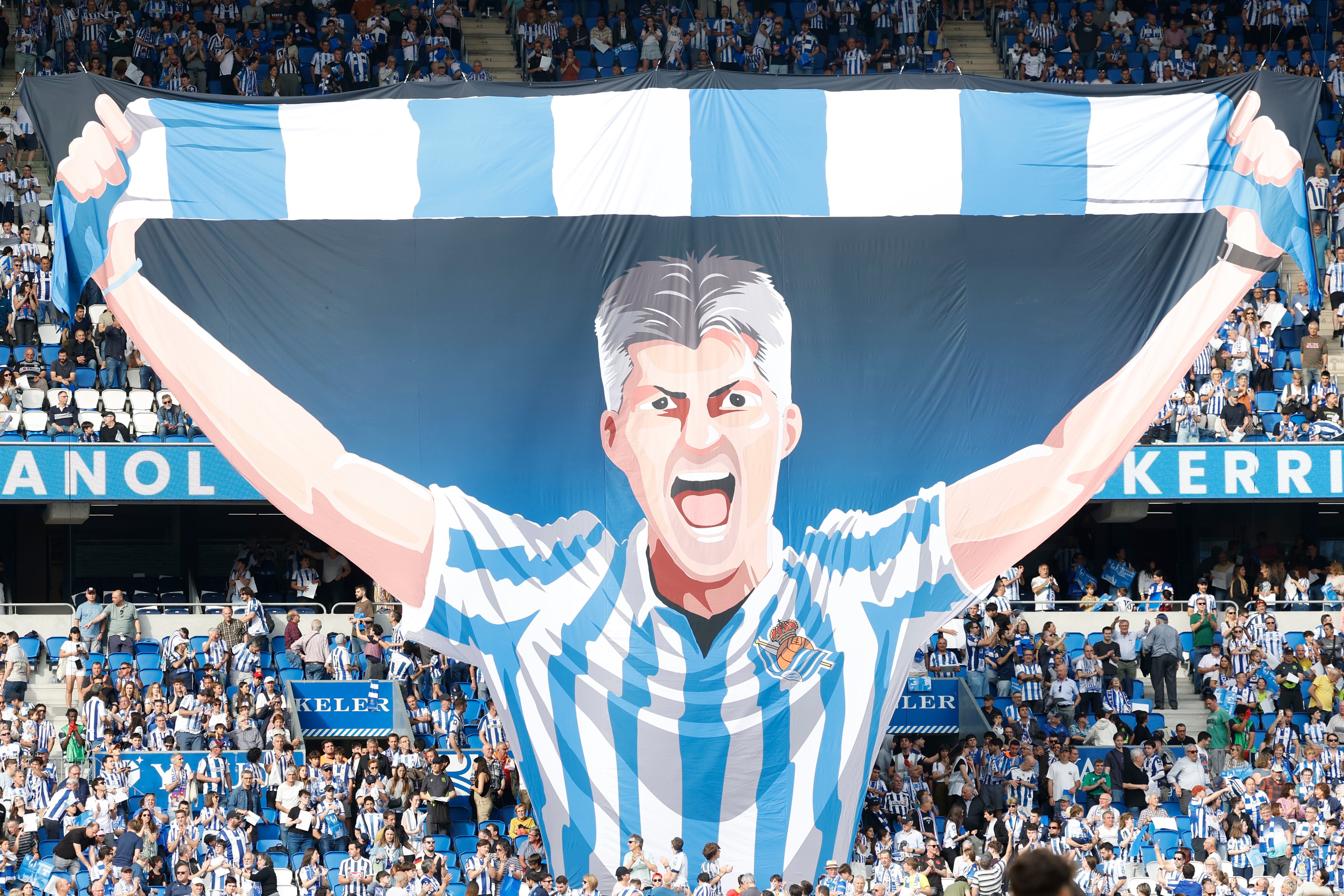 SAN SEBASTIÁN, 18/05/2025.- Homenaje al entrenador Imanol Alguacil en su último partido con el equipo donostiarra durante el partido de LaLiga entre la Real Sociedad y el Girona, este domingo en el estadio Reale Arena. EFE/ Javier Etxezarreta