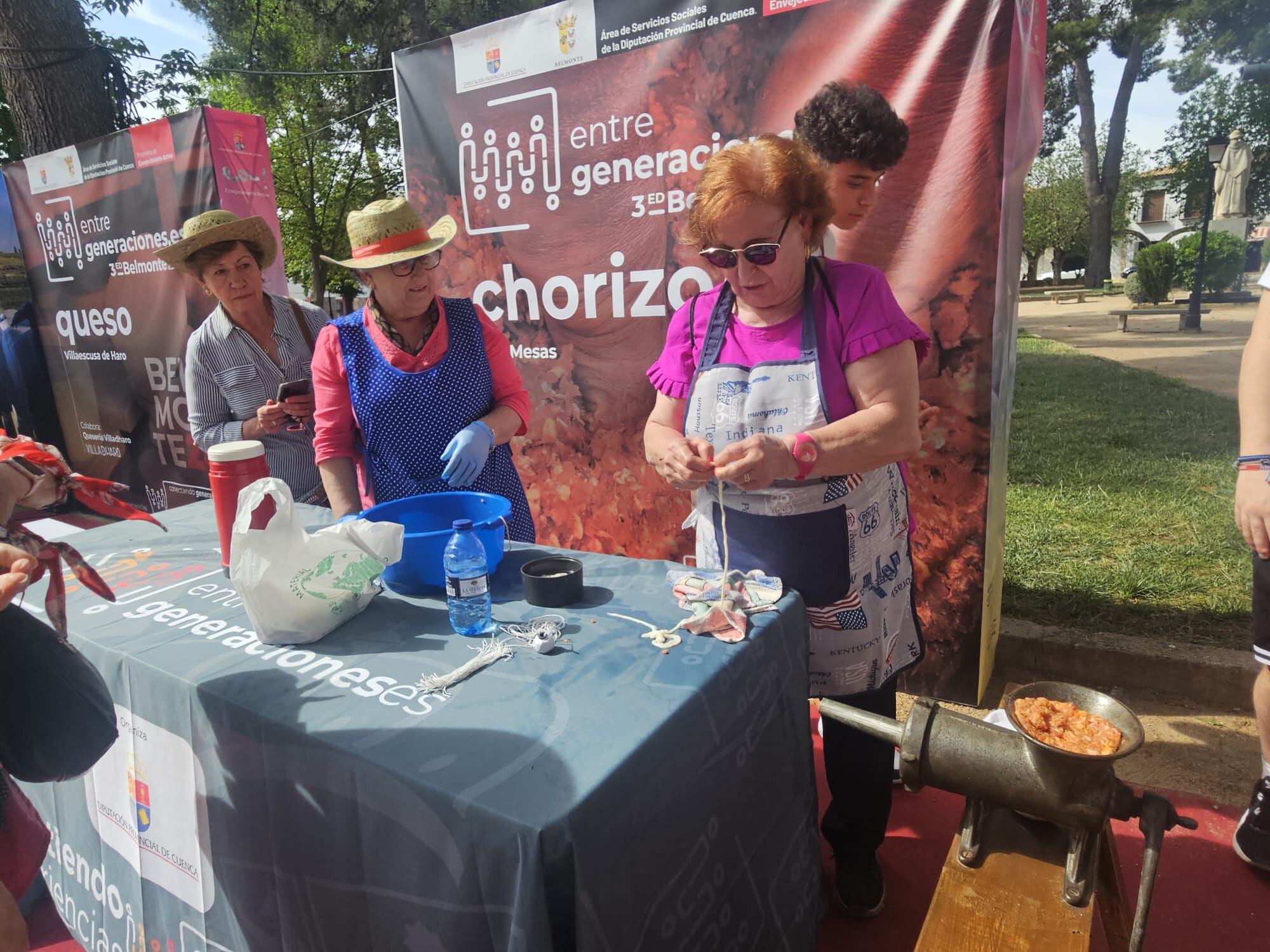 Stand del taller de elaboración de chorizos en el encuentro intergeneracional celebrado hoy en Belmonte