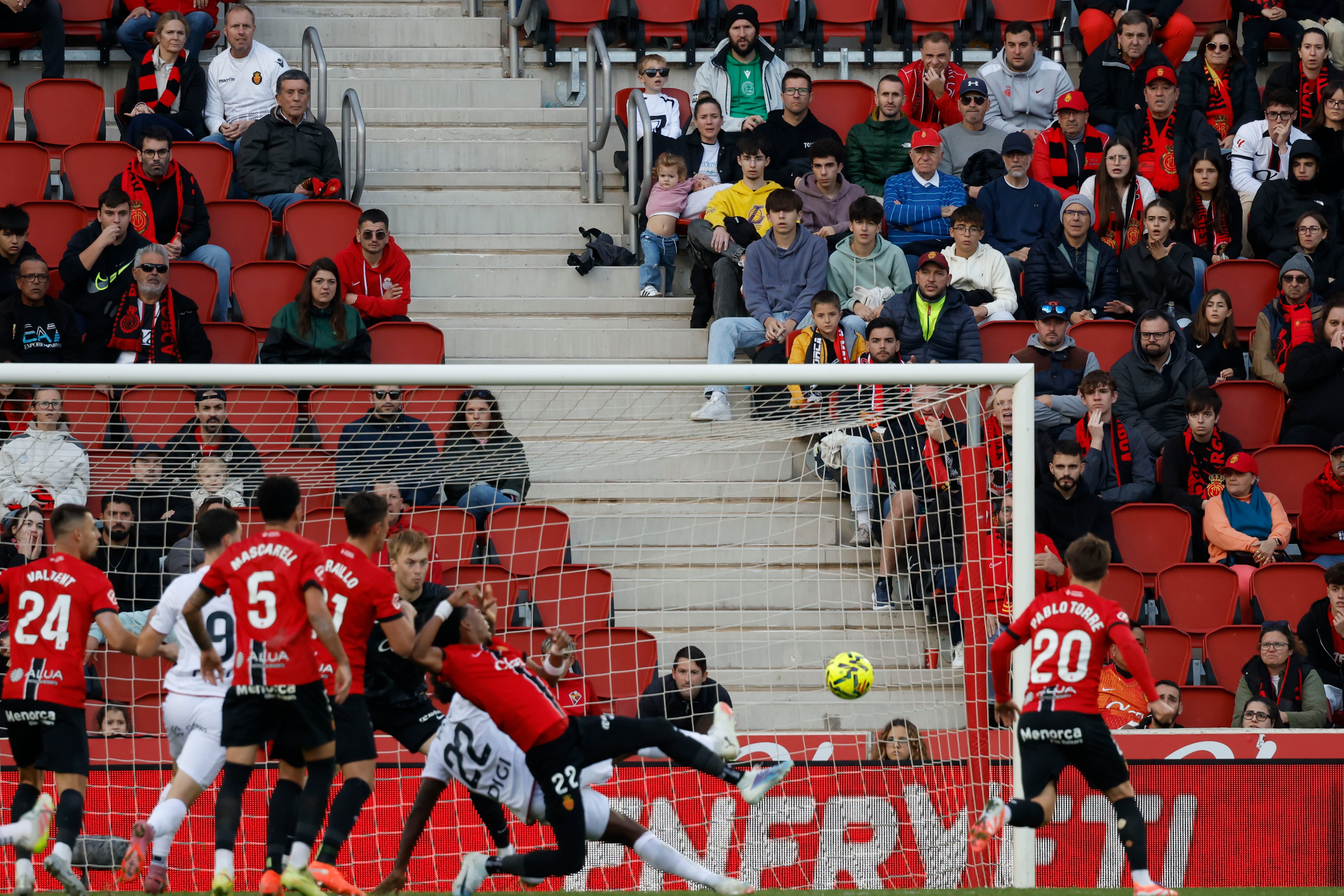 Boyomo en el momento de rematar a puerta para marcar el gol del empate en Mallorca para Osasuna