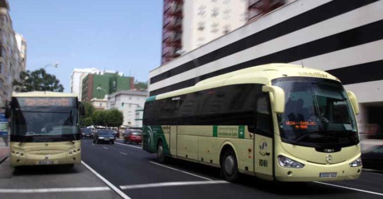 Autobuses interurbanos cruzan la principal avenida de Cádiz