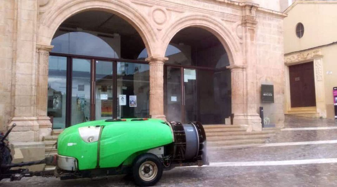 Uno de los tractores en plena desinfección de las calles