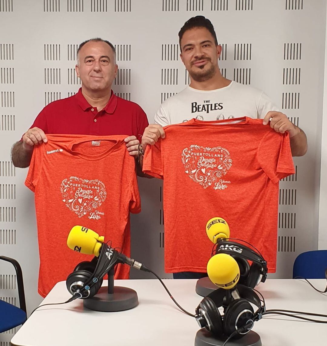 Rafael Villalón, con su camiseta, en la emisora de Radio Puertollano Cadena SER