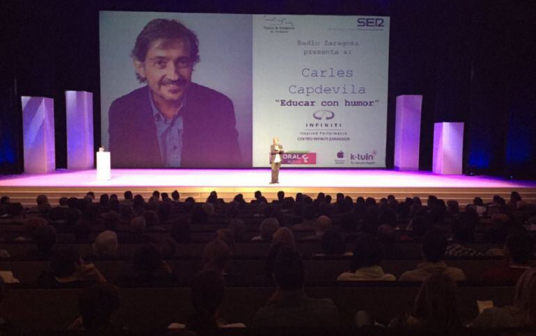 Lleno absoluto en el Palacio de Congresos de Zaragoza para aprender a &quot;Educar con Humor&quot;, con Carles Capdevila 