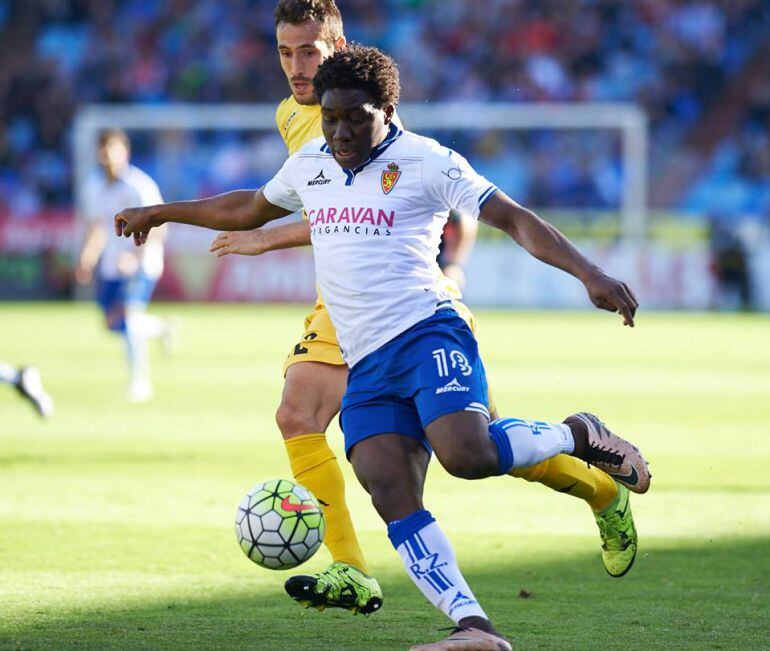 Dongou conduce el balón en una jugada del partido disputado en la Romareda frente al Girona
