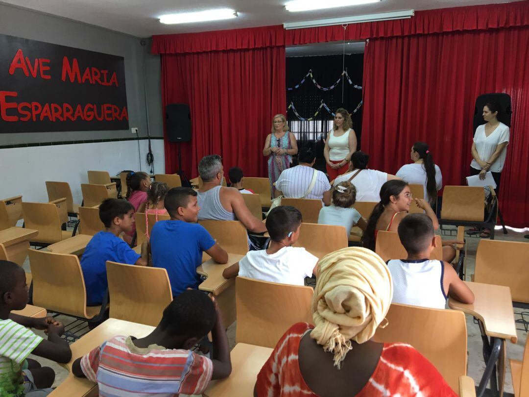 La concejala de Igualdad, Inmaculada Torres, presenta la Escuela de Verano Social