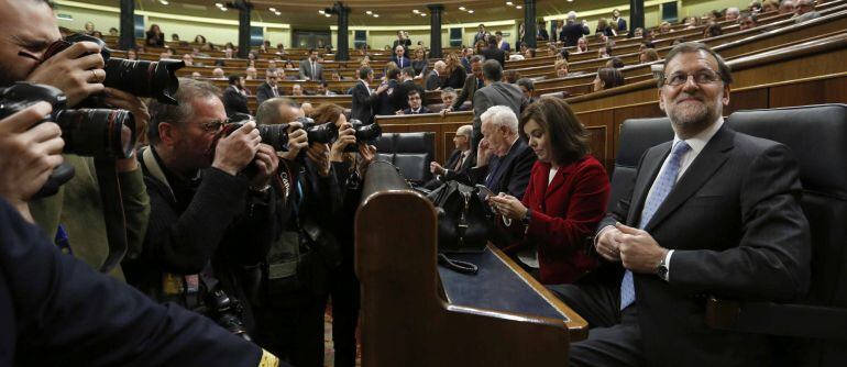 El presidente del Gobierno en funciones, Mariano Rajoy, es fotografiado en el hemiciclo del Congreso de los Diputados donde hoy se celebra la constitución de las Cortes Generales de la XI Legislatura.