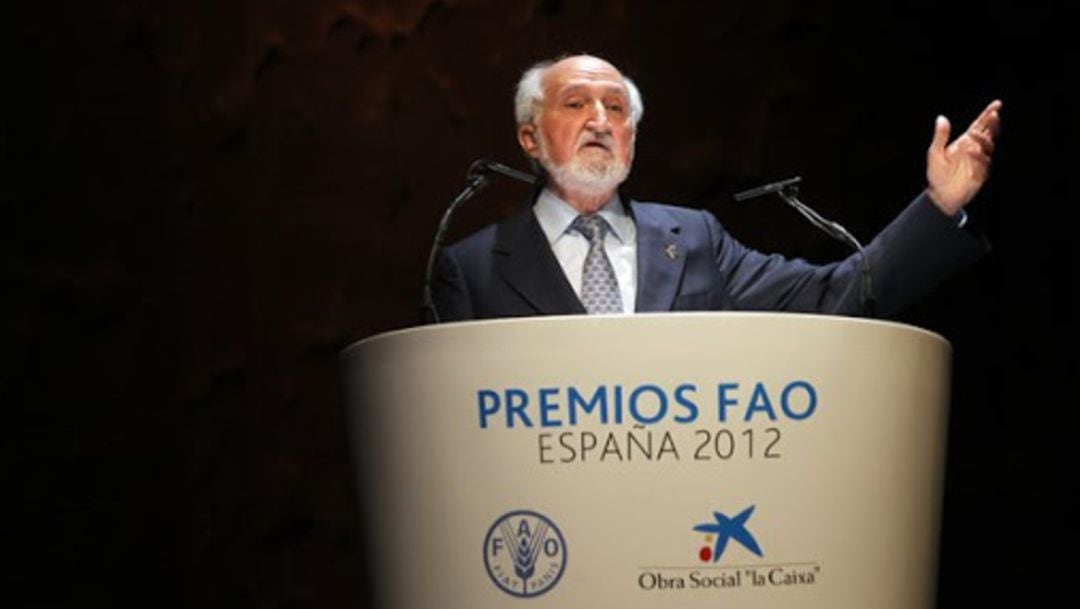 José Esquinas durante la recogida del galardón a la trayectoria personal de los Premios FAO España en 2012