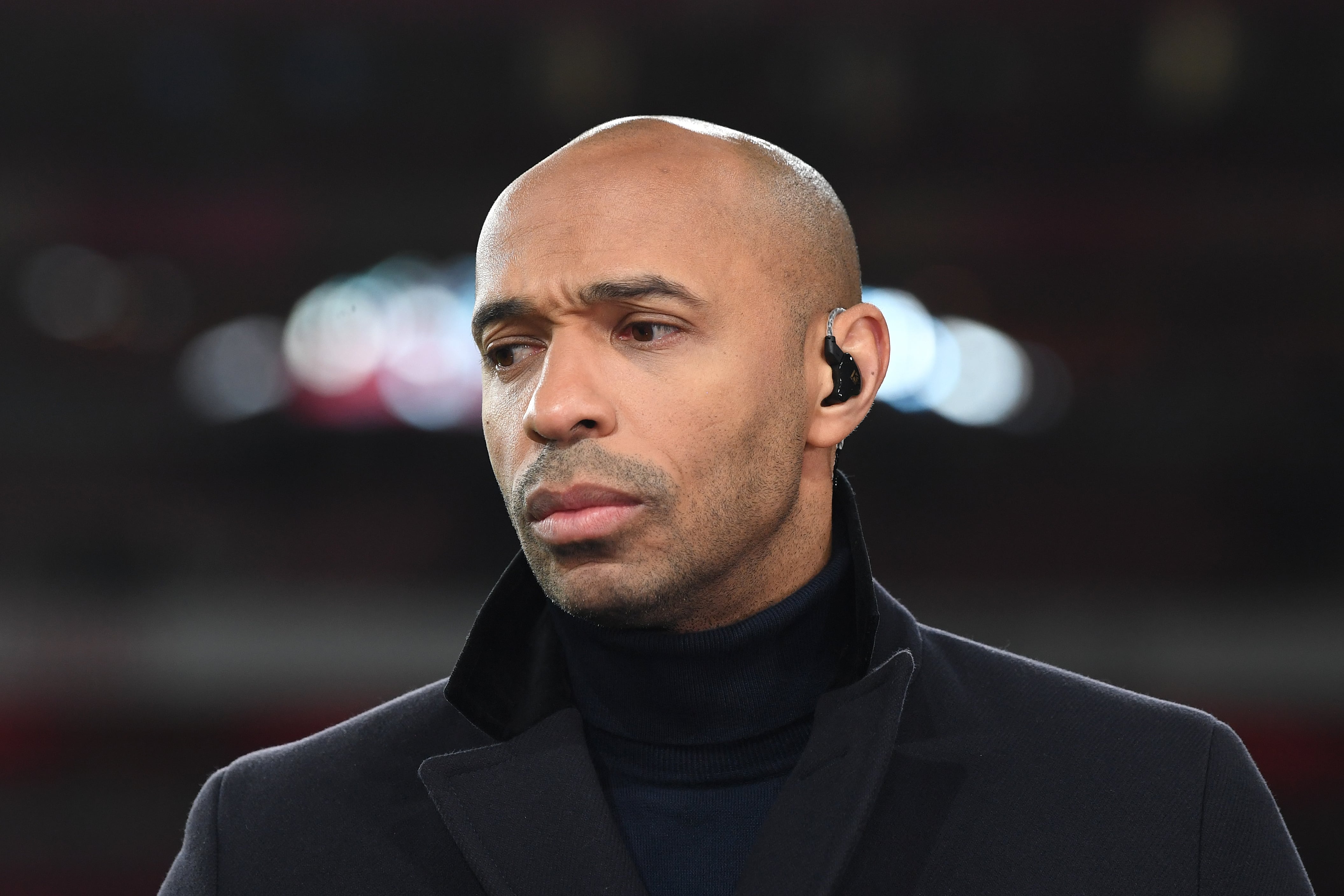 Thierry Henry durante la retransmisión de un partido de la Premier, donde es comentarista. Photo by Stuart MacFarlane/Arsenal FC via Getty Images)