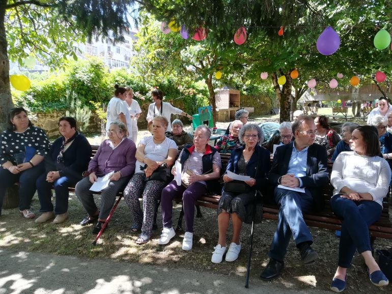 El alcalde Xosé Represas (segundo por la derecha) hablando con las personas mayores de la residencia de Ponteareas.