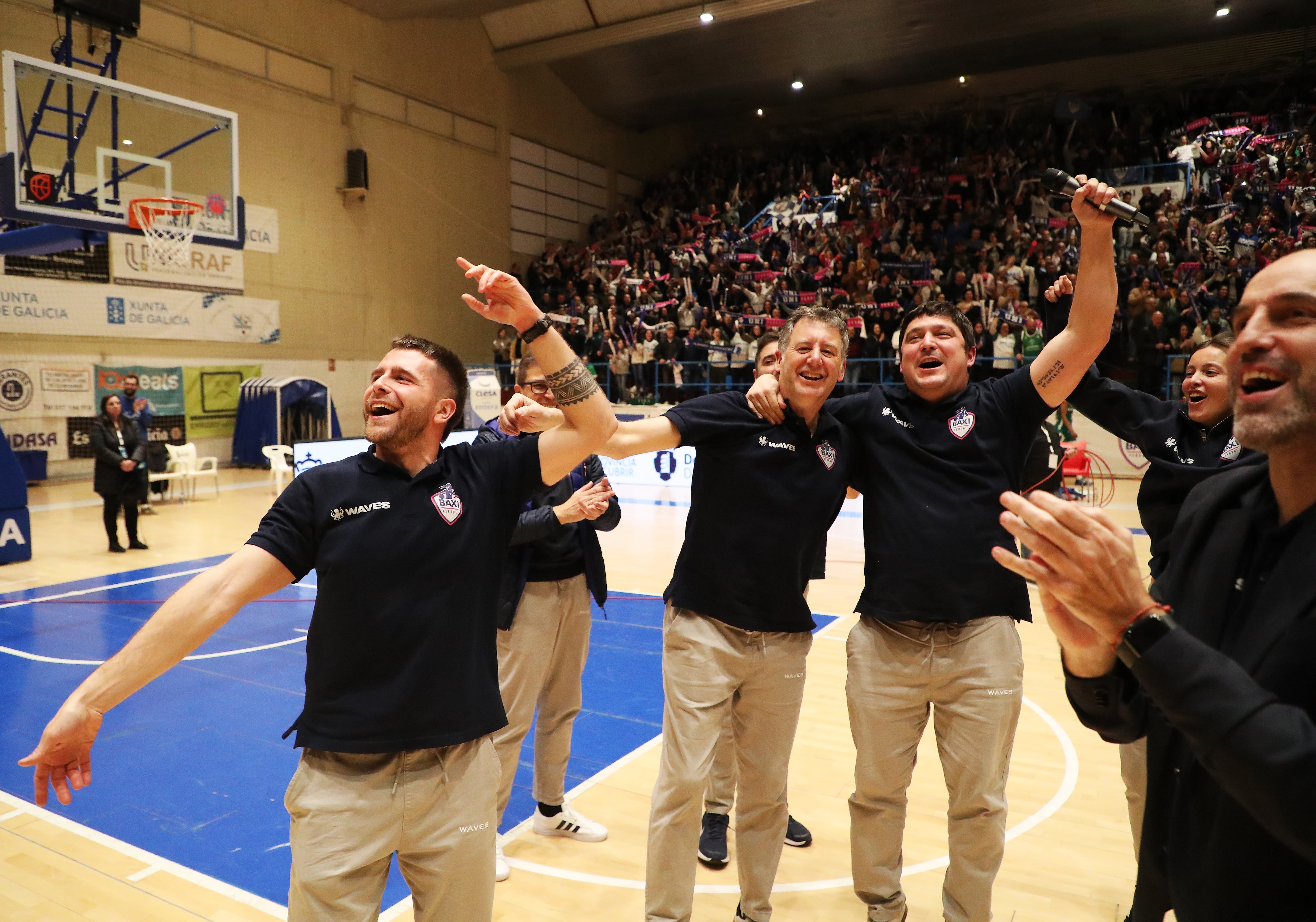 El cuerpo técnico del Baxi festeja el triunfo en A Malata ante el Dinamo Sassari (foto: Mariño / Cadena SER)