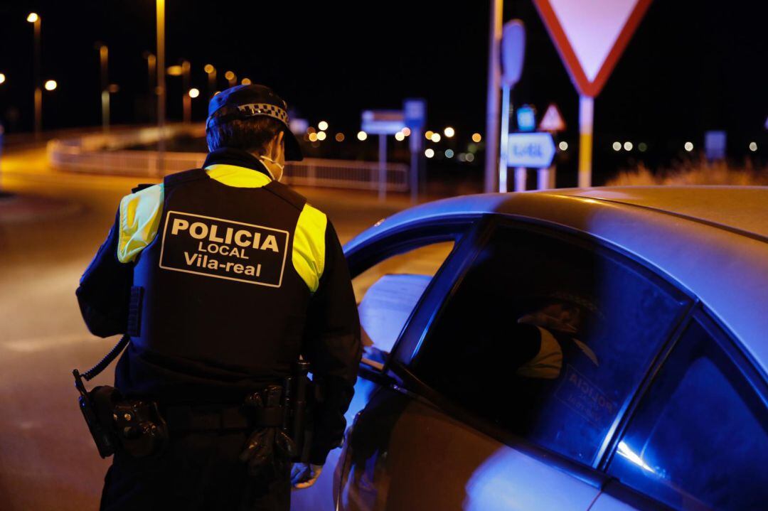 Un policía local pide información a un conductor