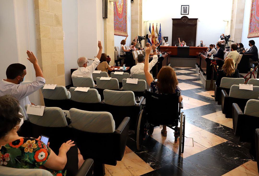 Concejales del Ayuntamiento de Jerez durante la votación en el pleno de este lunes