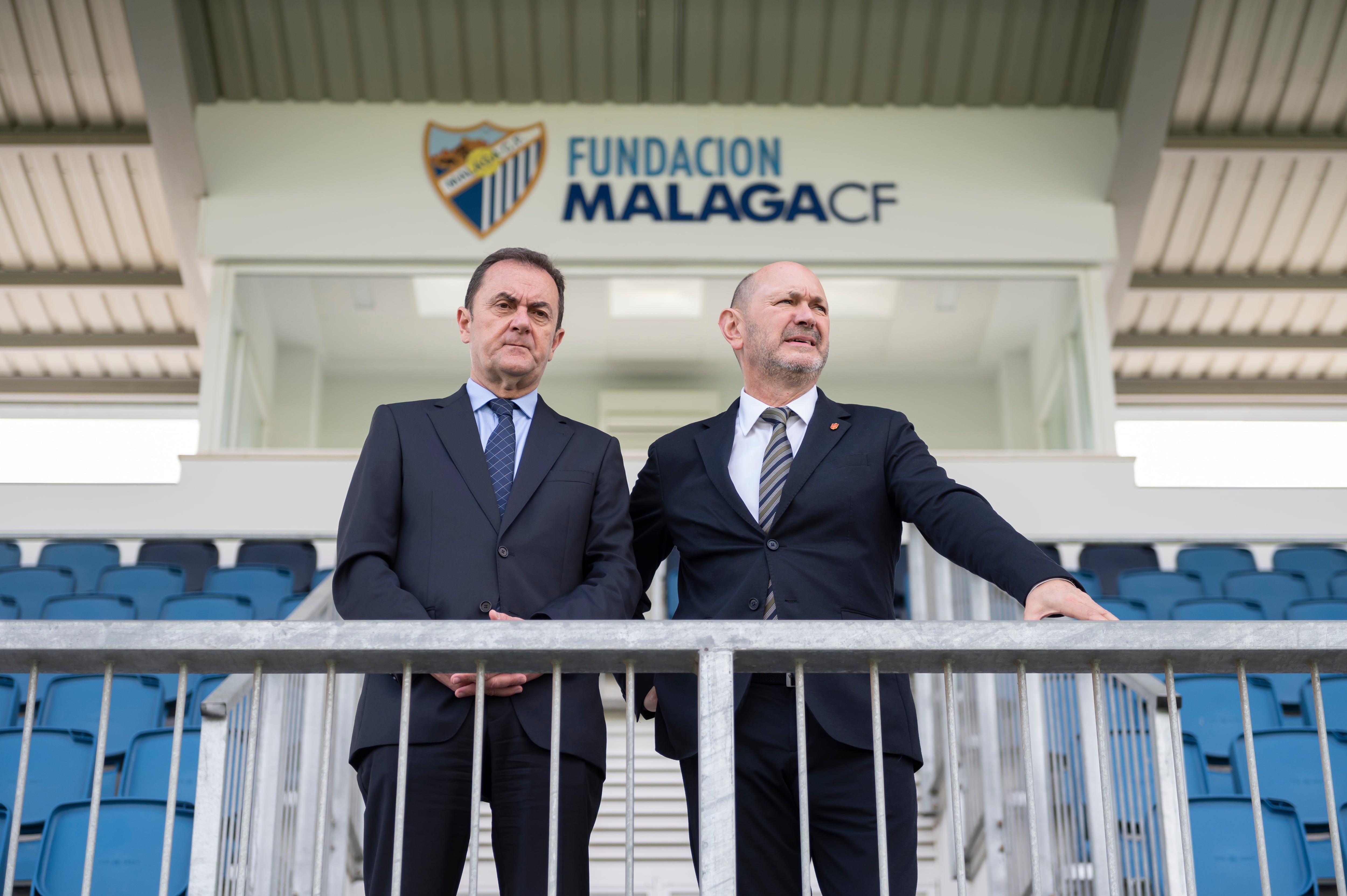 El presidente de la Federación Española de Fútbol, Rafael Louzán, y el administrador judicial del Málaga, José María Muñoz, en su visita a la Ciudad Deportiva del club malagueño