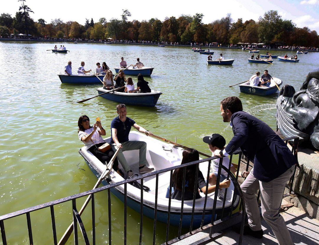 El presidente nacional del Partido Popular, Pablo Casado (D), durante la presentación de la candidatura del PP por Madrid al Congreso de los Diputados y al Senado, este domingo en el Parque del Retiro de Madrid.