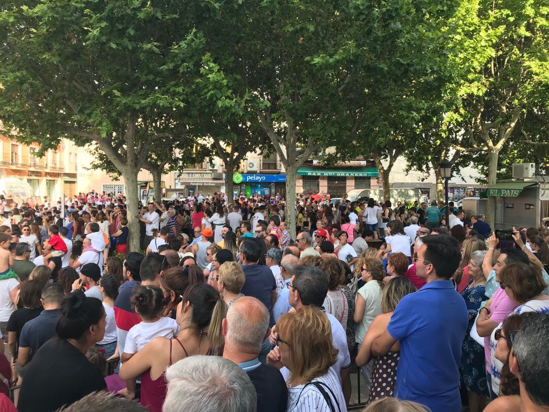 Los motillanos en la Avenida del Riato viendo la tradicional Fiesta del Agua