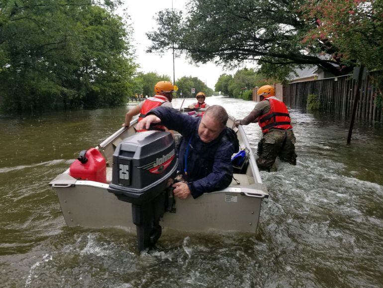  los ciudadanos de Houston ayudados por el departamento militar de TExas y la Guardia Nacional, son rescatados de sus casas inundadas por las lluvias toreenciales que han seguido al paso del huracan Harvey