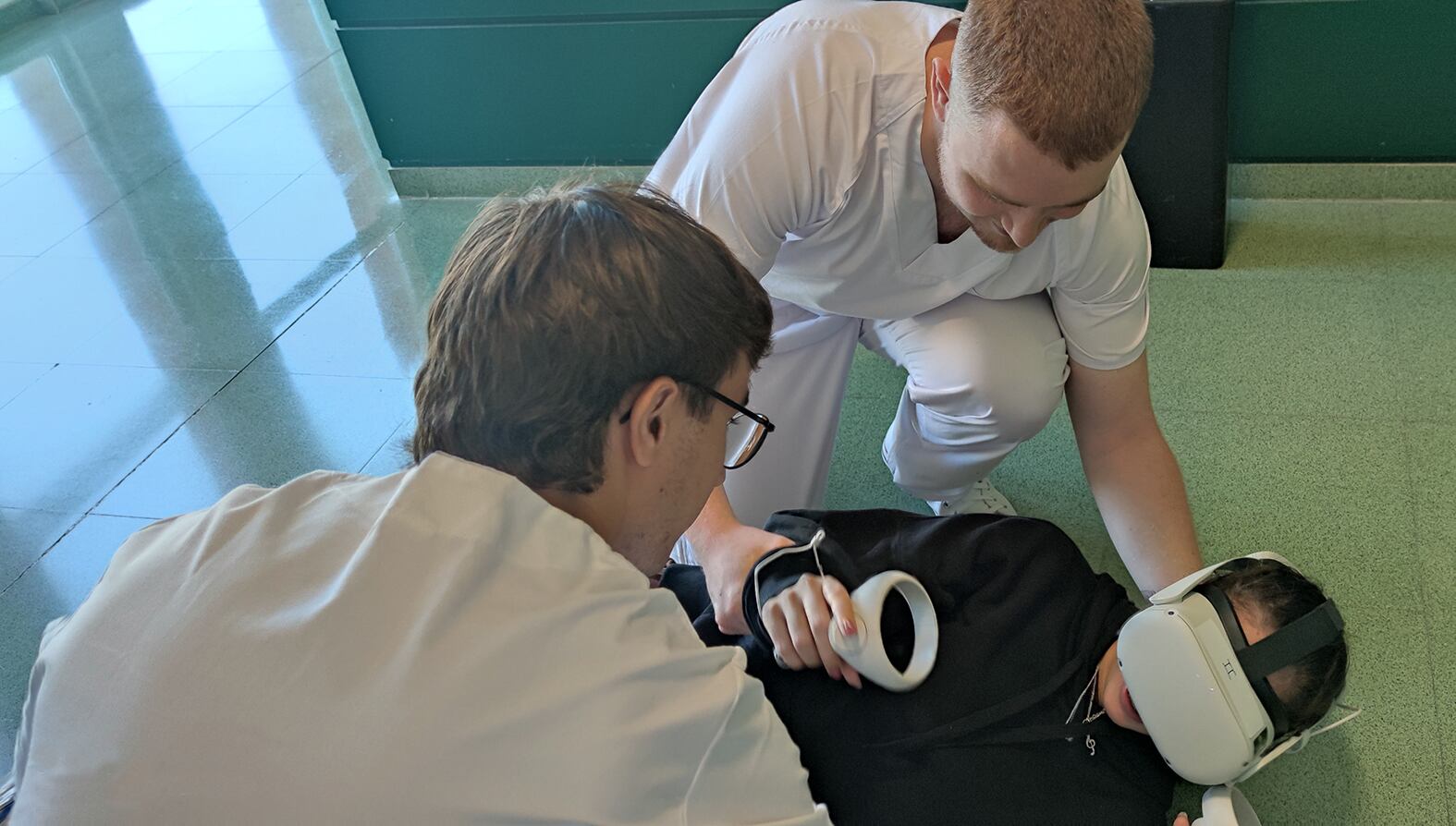 Alumnos del grado de Enfemería de la UJA con las gafas de realidad virtual.