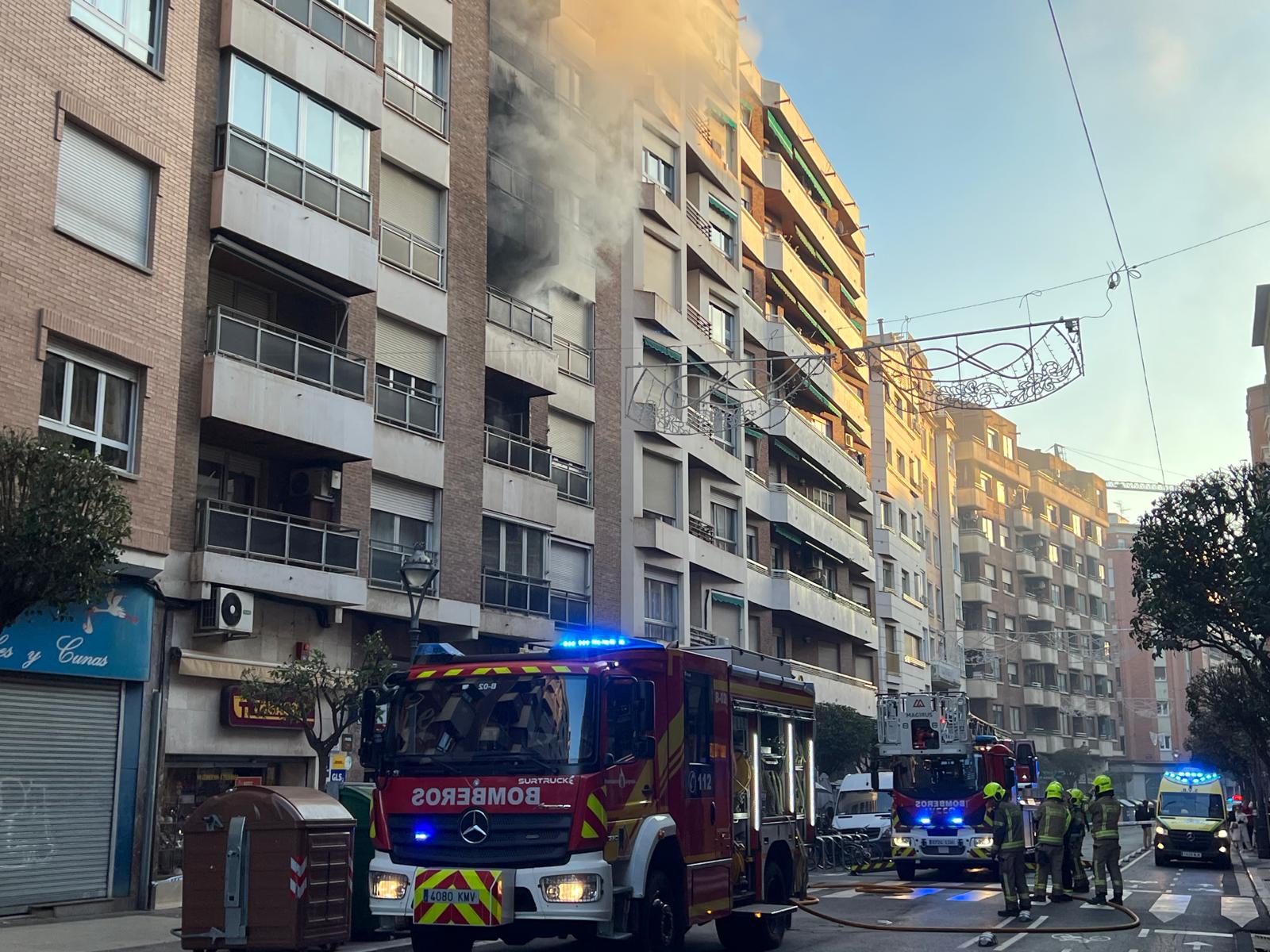 Densa columna de humo en el incendio de una vivienda en la calle Duquesa de la Victoria en Logroño