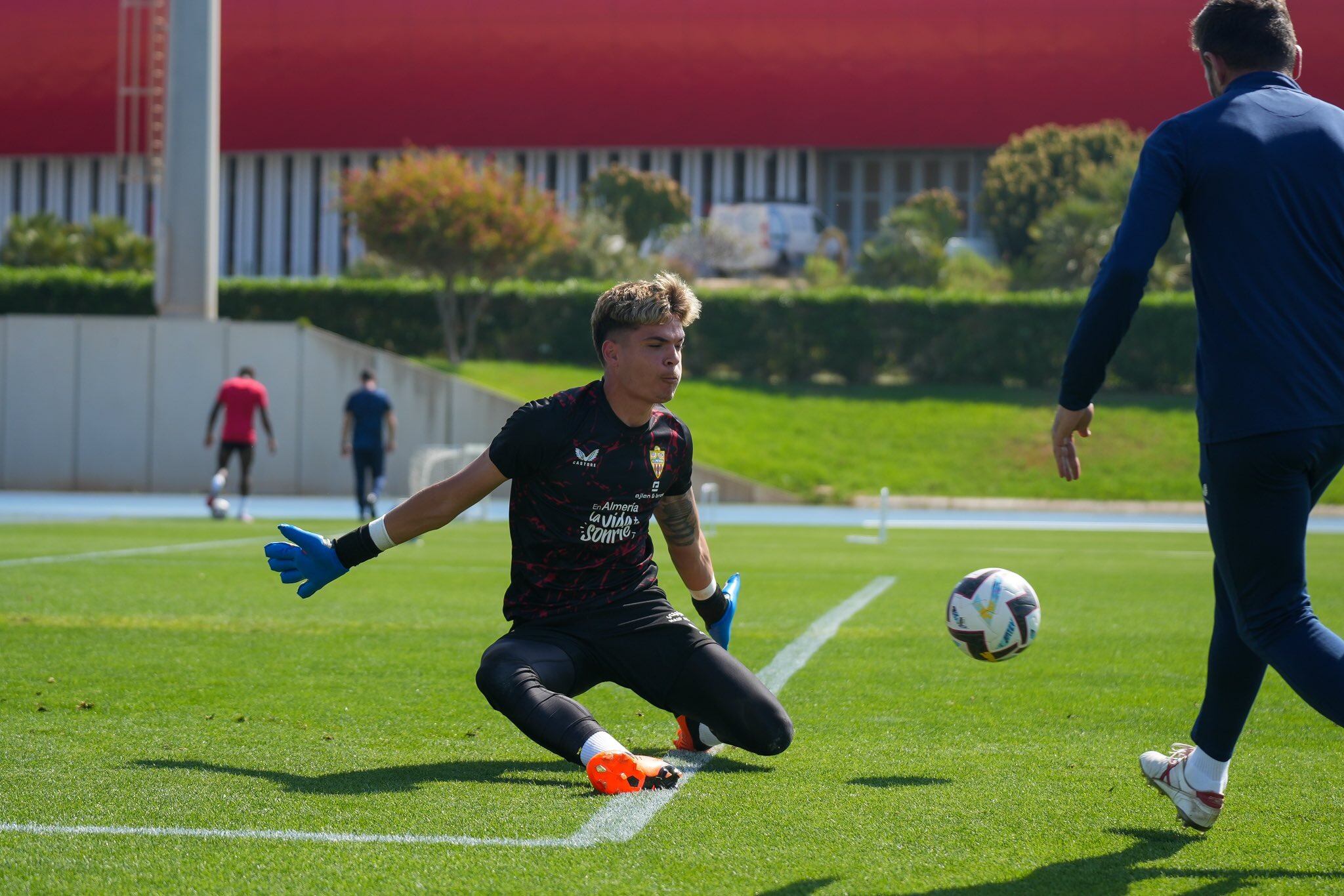 Bruno Iribarne trabajando con la primera plantilla de la UD Almería.